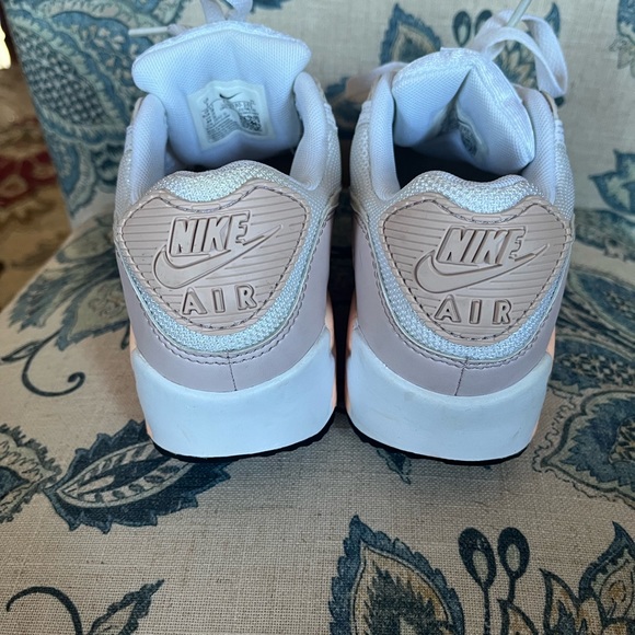 Women’s Nike Air Max - Picture 2 of 4